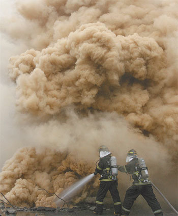 7일 오후 경기 이천시 호법면 유산리의 냉동물류센터 ‘코리아 2000’ 화재 현장에서 소방관들이 남은 불길을 잡기 위해 안간힘을 쓰고 있다. [연합]