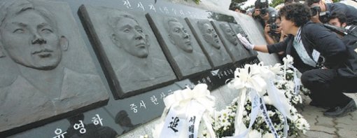 지난해 6월 경기 평택시 해군 2함대 사령부에서 열린 서해교전 5주기 추모식에서 아들의 조형물을 쓰다듬으며 오열하는 유가족. 동아일보 자료 사진