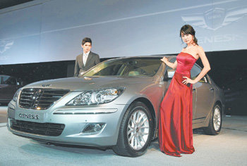 현대자동차는 8일 서울 용산구 한남동 그랜드하얏트호텔 그랜드볼룸에서 프리미엄 세단 ‘제네시스’ 신차 발표회를 갖고 국내외 대형 고급차 시장 공략에 본격적으로 뛰어들었다. 사진 제공 현대자동차