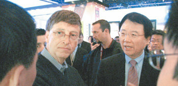 삼성 부스 찾은 빌 게이츠빌 게이츠 마이크로소프트 회장이 7일(현지 시간) 미국 라스베이거스에서 개막된 ‘CES 2008’ 행사장의 삼성전자 전시관을 찾아 박종우 삼성전자 디지털미디어총괄 사장으로부터 제품 및 사업전략에 대한 설명을 듣고 있다. 사진 제공 삼성전자