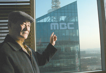 경기 고양시 일산동구 장항동 MBC제작센터가 완공되면서 실내가 훤히 들여다보인다며 주민 김문수 씨가 불편을 호소하고 있다. 이동영 기자