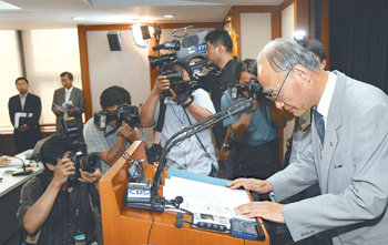 고개 숙인 교육수장 김신일 부총리 겸 교육인적자원부 장관이 지난해 8월 심각한 논란을 불러온 내신 파동 뒤 열린 기자회견에서 국민에게 사과한다는 의미로 고개를 숙이고 있다. 동아일보 자료 사진