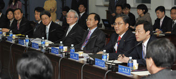 정부 각 부처의 대통령직인수위원회 업무보고가 8일 끝났다. 인수위는 이날 국방부 노동부 등 14개 정부기관에서 업무보고를 받았다. 이경숙 위원장은 이날 오전 열린 전체회의에서 “모두가 노력한 덕에 새 정부의 청사진을 짤 수 있는 기초 윤곽을 잡았다”고 치하했다. 이종승 기자