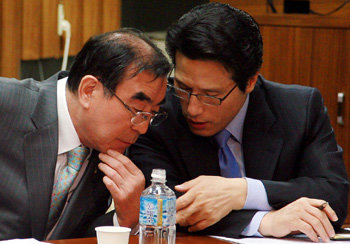 한나라당은 8일 원내 대책회의를 열고 ‘김대업 병풍 사건 진상조사단’을 만들기로 했다. 이방호 사무총장(왼쪽)과 정병국 홍보기획본부장이 귀엣말을 나누고 있다. 박경모 기자