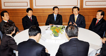 이명박 대통령 당선인(왼쪽에서 세 번째)은 8일 오전 국회를 방문해 주요 정당 원내대표와 국회의장단을 만나 정부조직개편 법안 처리 등에 대한 협조를 부탁했다. 이종승 기자