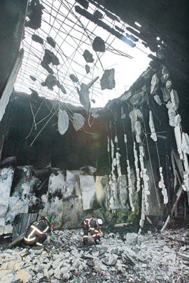 화재 현장 폭탄 맞은 듯 8일 오후 경기 이천시 냉동창고 화재 현장에서 119 소방구조대원들이 화재 현장을 조사하고 있다. 폭발로 천장이 뚫린 창고는 폭격을 맞은 듯하다. 이천=전영한  기자