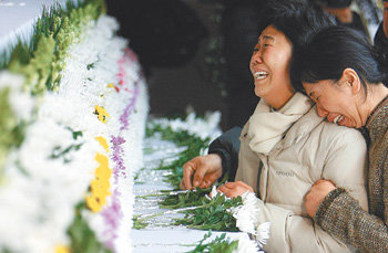 경기 이천시 냉동창고 화재 희생자의 유족들이 8일 이천시민회관 내 합동분향소에서 오열하고 있다. 이천=김재명  기자