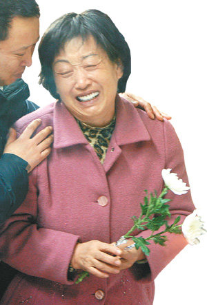 아들 부부를 포함해 일가친척 7명이 한꺼번에 목숨을 잃다니…. 중국 동포 강태순 씨가 8일 경기 이천시민회관의 냉동창고 화재 희생자 합동분향소를 찾아 눈물을 흘리고 있다. 이천=연합뉴스