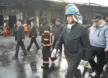 李당선인 “아이고, 참내… 기본이 안 지켜져” 이명박 대통령 당선인은 8일 오후 대형 화재로 40명의 사망자가 발생한 경기 이천시를 찾아 유족을 위로하고 사고대책본부 관계자들을 격려했다. 마스크와 헬멧을 쓰고 불이 난 건물 안까지 둘러본 이 당선인은 “아이고, 참 내…”라고 탄식한 뒤 “기본이 지켜지지 않아서 그렇다”고 말했다. 아울러 유족을 위해 유류품 수습에 각별히 신경 써 줄 것을 소방관들에게 당부했다. 이천=사진공동취재단