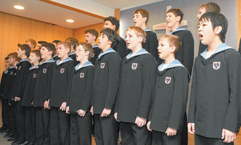 8일 서울 성북구 영락모자원을 방문한 빈 소년합창단이 진지한 표정으로 어린이들을 위해 노래를 부르고 있다. 연합뉴스