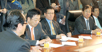 프로야구 이사회에 참석한 각 구단 사장들이 신상우 총재(왼쪽)의 인사말을 듣고 있다. 왼쪽부터 신 총재, SK 신영철, 한화 이경재, 두산 김진, 현대 김용휘 사장. 연합뉴스