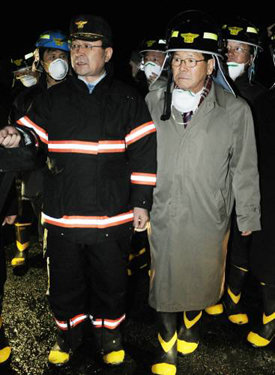 대통합민주신당 오충일 대표(오른쪽)가 9일 오전 경기 이천시 호법면 유산리 2000코리아 냉동창고 화재현장을 방문, 소방관계자들의 설명을 들으며 현장을 둘러보고 있다. 동아일보 사진부