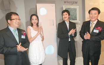 LG전자가 9일 서울 종로구 인사동 인사아트센터에서 에어컨 ‘휘센’의 2008년 신제품 발표회를 열었다. 이날 발표회에는 신제품의 CF 모델인 탤런트 정려원(왼쪽에서 두 번째)과 이선균(세 번째)이 참석했다. 박영대 기자