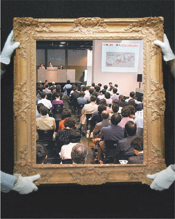 2007년 5월 서울옥션 경매에서 박수근의 ‘빨래터’가 45억2000만 원에 낙찰되는 순간. 이 작품은 국내 경매 최고가 신기록을 세우며 2007년 미술시장 호황을 이끌었다.