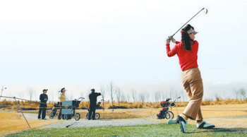 난지골프장을 찾은 시민들이 골프를 즐기고 있다. 운영권을 놓고 법정공방을 벌이고 있는 서울시와 국민체육진흥공단은 골프장을 시민공원화하는 방향으로 논의 중이다. 동아일보 자료 사진