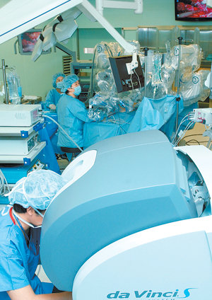 새로 문을 연 삼성암센터 의료진이 첨단 의료기기에 해당되는 의료용 로봇을 활용해 수술하고 있다. 의료용 로봇을 이용하면 사람의 손이 닿기 힘든 부위에 수술을 할 수 있다. 사진 제공 삼성암센터
