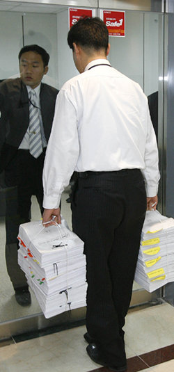 9일 서울 용산구 한남동에 마련된 삼성 비자금 특별검사 사무실에서 수사관계자들이 관련 자료를 옮기고 있다. 삼성 특검은 10일 현판식을 갖고 본격 수사에 착수한다. 김재명  기자