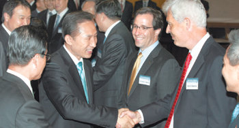 이명박 대통령 당선인이 9일 서울 중구 명동 은행회관에서 열린 국내 주요 금융계 인사들과의 간담회에 참석해 데이비드 에드워드 SC제일은행장(오른쪽에서 두 번째) 등 금융권 최고경영자들과 인사를 나누고 있다. 사진공동취재단