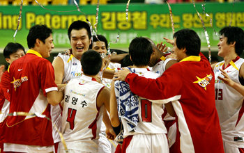 이 기쁨을 누가 알랴? 오리온스 선수들이 11일 KCC를 꺾고 11연패의 부진에서 탈출한 뒤 한데 뒤엉켜 승리의 기쁨을 나누고 있다. 오리온스는 종료 8.9초 전 터진 숀 호킨스의 골밑슛에 이어 김승현이 종료 4.7초 전 자유투를 넣어 승부를 결정지었다. 대구=연합뉴스