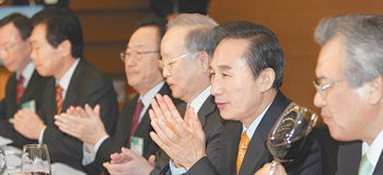 이명박 대통령 당선인(오른쪽에서 두 번째)이 11일 전국상공회의소 회장단 신년 인사회에 참석해 건배를 한 후 박수를 치고 있다. 이 당선인은 “누구든지 조금씩 희생하고 양보하면서 시대를 바꿔 나가고 발전해 나가야 한다”고 강조했다. 이종승 기자