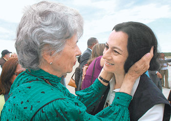 어머니와 재회 클라라 곤살레스(왼쪽) 씨가 10일 베네수엘라 카라카스 국제공항 활주로에서 콜롬비아무장혁명군(FARC)에 납치됐다가 6년 만에 풀려난 딸 클라라 로하스 씨의 얼굴을 어루만지고 있다. 카라카스=EPA 연합뉴스