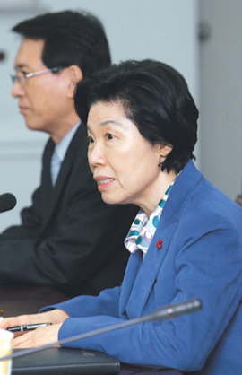 이경숙 위원장 “국정원 철저히 감사해야” 이경숙 대통령직인수위원장이 11일 서울 종로구 삼청동 인수위 사무실에서 열린 간사단 회의에서 인사말을 하고 있다. 이종승  기자