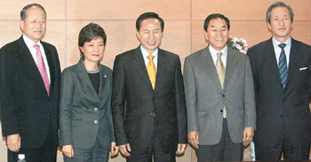 이명박 대통령 당선인(가운데)이 11일 서울 종로구 통의동 집무실에서 미국과 중국, 일본, 러시아에 파견할 4강 특사들과 만났다. 왼쪽부터 일본 특사인 이상득 국회 부의장, 중국 특사인 박근혜 전 한나라당 대표, 이 당선인, 러시아 특사인 이재오 의원, 미국 특사인 정몽준 의원. 이종승  기자