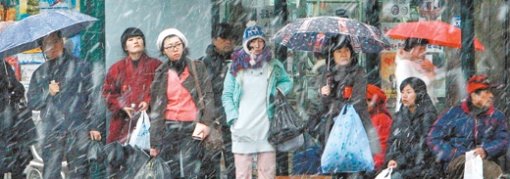 버스는 언제나… 11일 새벽부터 서울과 중부지방에 쏟아진 폭설로 서울 동대문구의 시내버스 정류장에서 시민들이 늦어지는 버스를 초조하게 기다리고 있다. 갑작스러운 폭설로 출근길 시민들은 곳곳에서 지각 사태를 빚었다. 이번 눈은 12일까지 계속될 것으로 전망된다. 김재명 기자