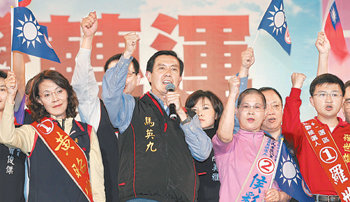 주먹 불끈 쥐고대만 야당 국민당은 12일 총선에서 민진당의 텃밭인 가오슝 시에서도 과반 의석을 차지했다. 3월 실시되는 총통 선거에서도 국민당의 마잉주 후보(가운데)가 압승을 거둘 가능성이 크다. 마 후보가 총선을 하루 앞둔 11일 가오슝 시에서 선거 유세를 하고 있다. 타이베이=로이터 연합뉴스