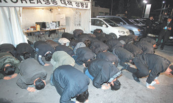 “사죄 드립니다”대형 화재로 40명의 사망자를 낸 경기 이천시 ㈜코리아2000 임직원들이 12일 경기 이천시 호법면 사고 현장에서 희생자 유족들과 협상안에 대해 잠정 합의한 뒤 유가족들에게 사죄의 절을 하고 있다. 이천=연합뉴스