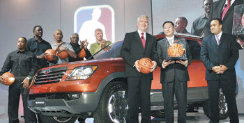 정의선 기아자동차 사장(오른쪽에서 두 번째)은 13일 디트로이트 모터쇼에서 미국프로농구(NBA) 선수들이 참석한 가운데 스포츠유틸리티차량(SUV)인 ‘모하비’를 공개했다. 사진 제공 기아차