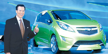 마이클 그리말디 GM대우자동차 사장은 13일 디트로이트 모터쇼에서 한국에서 생산될 경차 ‘비트’를 소개했다. 비트는 GM의 시보레 브랜드를 달고 미국에도 수출될 예정이다. 사진 제공 GM대우차