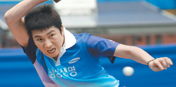 유승민(삼성증권)이 14일 성남실내체육관에서 열린 종합탁구선수권대회 남자단식 결승에서 강력한 드라이브로 응수하고 있다. 연합뉴스