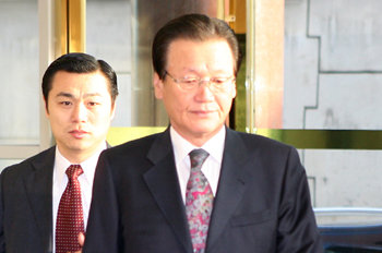 출근하는 조준웅 특검 삼성 비자금 의혹 사건을 수사 중인 조준웅 특별검사가 14일 오전 서울 용산구 한남동 특검 사무실로 출근하고 있다. 연합뉴스