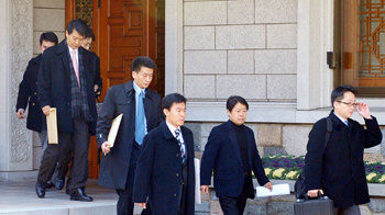 270분간의 압수수색 삼성 비자금 의혹을 수사 중인 조준웅 특별검사팀 소속 수사관들이 14일 이건희 삼성그룹 회장의 집무실이 있는 서울 용산구 이태원동 승지원과 부속건물에 대한 압수수색을 끝내고 건물을 나오고 있다. 연합뉴스