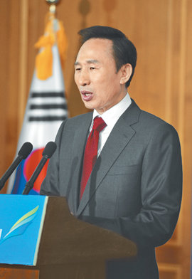 이명박 대통령 당선인이 14일 오전 서울 종로구 삼청동 대통령직인수위원회 대회의실에서 열린 신년 기자회견에서 기자들의 질문에 답하고 있다. 이종승 기자