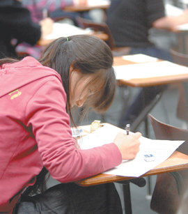 이명박 대통령 당선인이 14일 대학수학능력시험 등급제의 문제점을 지적하고 주요 사립대들도 등급제 보완을 전제로 논술고사 폐지 의사를 밝혀 주목된다. 동아일보 자료 사진