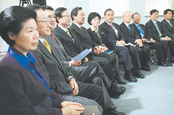 회견 듣는 인수위원들 이경숙 대통령직인수위원장(왼쪽)과 각 분과 간사, 인수위원들이 14일 이명박 대통령 당선인의 신년 기자회견장에 배석해 이 당선인의 발언을 경청하고 있다. 이종승  기자