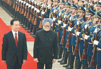 싱 인도 총리 中의장대 사열 중국을 방문한 만모한 싱 인도 총리(오른쪽)가 14일 베이징 인민대회당 앞에서 원자바오 중국 총리와 함께 의장대 사열을 하고 있다. 두 총리는 이날 급성장하고 있는 양국의 경제 규모에 맞는 무역과 투자협력 확대 방안을 논의했다. 베이징=로이터 연합뉴스