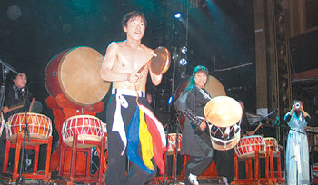 13일 미국 뉴욕 맨해튼의 웹스터홀에서 한국 공연예술단체 들소리가 ‘월드비트 비나리’ 공연을 벌이고 있다. 뉴욕=공종식 특파원