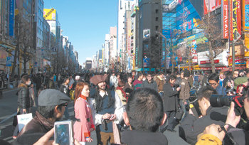 13일 오후 아키하바라 중앙로의 모습. 최근 아키하바라에서는 유명 애니메이션에 등장하는 캐릭터의 복장을 하고 판촉활동을 하거나 관광을 즐기는 외국인의 모습이 흔히 눈에 띈다. 도쿄=천광암 특파원