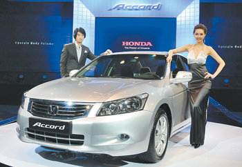 혼다코리아는 14일 서울 용산구 한남동 하얏트호텔에서 신차 발표회를 열고 2008년형 ‘혼다 어코드’를 선보였다. 신형 어코드는 가변 실린더(VCM) 제어 시스템을 도입해 엔진의 연료소비효율을 크게 향상시켰다. 동아사진동우회 김철수 씨