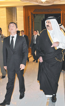 사르코지 카타르 방문 ‘원자력 세일즈’14일 카타르를 이틀 일정으로 공식 방문한 니콜라 사르코지 프랑스 대통령(왼쪽)이 셰이흐 하마드 빈 할리파 알사니 국왕의 안내를 받으며 도하 소재 에미리 디완 왕궁을 둘러보고 있다. 도하=로이터 연합뉴스