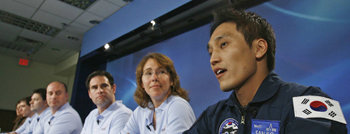 한국 최초의 우주인이 될 고산 씨가 15일 미국 텍사스 주 휴스턴 소재 존슨 우주센터에서 다른 나라 출신 우주인 16명과 함께 화상 기자회견을 하고 있다. 휴스턴=로이터 연합뉴스