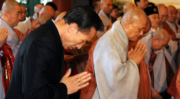 이명박 대통령 당선인이 16일 서울 종로구 견지동 조계사 대웅전에서 열린 한국불교종단협의회 신년하례법회에 참석해 삼배를 올리고 있다. 사진공동취재단