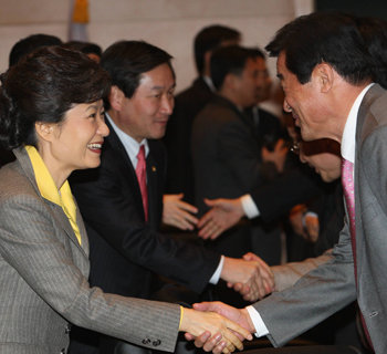 이명박 대통령 당선인의 특사 자격으로 중국을 방문 중인 박근혜 전 한나라당 대표(왼쪽)가 16일 베이징 한국 대사관에서 열린 베이징 주재 상공인 대표 간담회에 참석해 주중 상공인들과 인사를 나누고 있다. 베이징=국회사진기사단