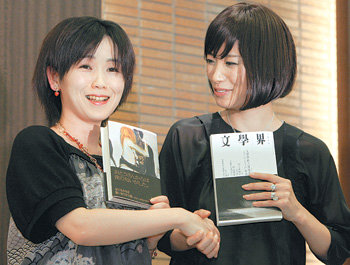 나오키상과 아쿠타가와상을 각각 수상한 사쿠라바 가즈키 씨(왼쪽)와 가와카미 미에코 씨. 사진 제공 아사히신문