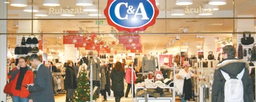 물건-사람 넘치는 상점체제 변화를 두고 헝가리인들은 ‘부족함’의 전환이 이뤄졌다는 우스갯소리를 하곤 한다. ‘상점의 부족’에서 ‘주머니의 부족’으로 전환이 이뤄졌다는 것. 공산 시절에는 상점에 물건이 없었지만 이젠 빈부격차가 생기면서 물건을 살 수 없는 어려운 처지의 사람들이 생겨났다는 것을 빗댄 농담이다. 이런 우스개에도 불구하고 연말연시를 맞은 부다페스트 시내의 쇼핑몰에는 물건과 이를 사려는 사람들이 넘쳐난다. 부다페스트=김영식 기자