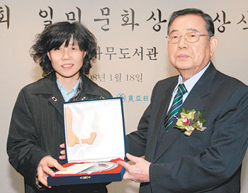 서울 종로구 세종로 일민미술관에서 18일 열린 제8회 일민문화상 시상식에서 윤양중 일민문화재단 이사장이 ‘느티나무 도서관’의 박영숙 관장(왼쪽)에게 상패와 5000만 원의 상금을 수여하고 있다. 이훈구  기자