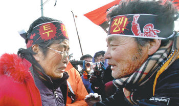 기름 유출 사고로 어려움을 겪는 충남 태안군민들이 18일 집회에서 만나 서로를 격려하는 모습. 군민 4000여 명은 이날 태안읍 동문리 수산경영인회관에서 궐기대회를 열고 정부의 적극적인 지원을 요구했다. 태안=원대연 기자